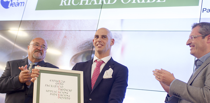 Richard Oribe collecting his award